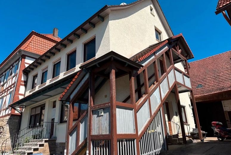 Großzügiges Mehrfamilienhaus mit Sauna in Nentershausen-Süß – Seitenansicht mit 2. Eingang