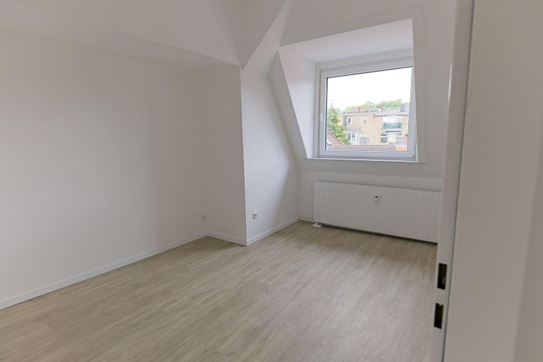 Stilvolle ruhige 3-Zi-Dachgeschosswohnung – eigene Etage, Dachbalken & Gartenmitnutzung – Schlafzimmer