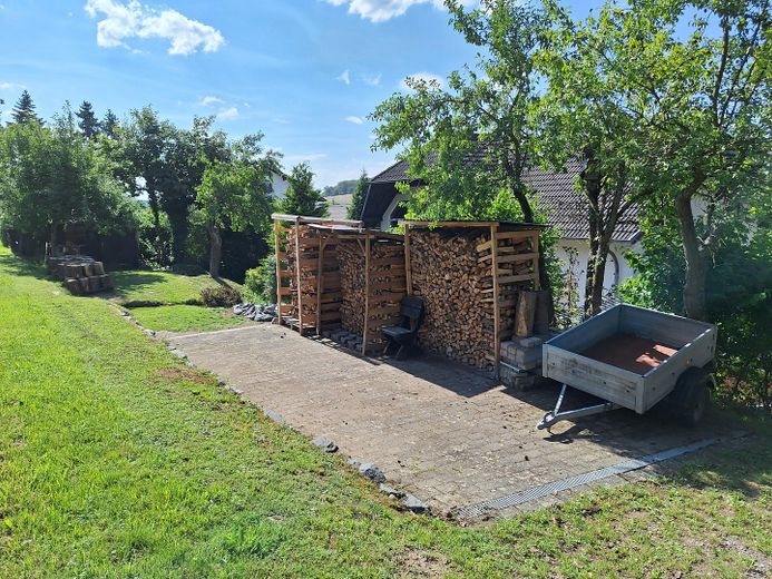 Großzügiges Wohnen im gepflegten Landhaus (nähe Golfplatz/Waldrand) PROVISIONSFREI – Holzstand und Parkplatz