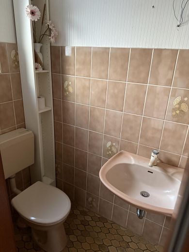 Platz für die ganze Familie: 5-Zimmer-Reiheneckhaus in zentraler Lage von Schwabach – Gäste-WC im Eingangsbereich