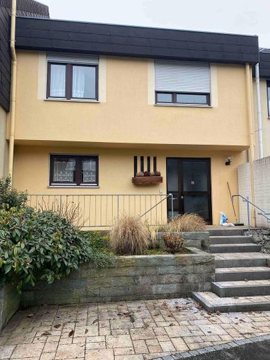 Senza provvigione! Casa a schiera a Radolfzell am Bodensee con grande potenziale di ampliamento – Frontseite mit Vorgarten