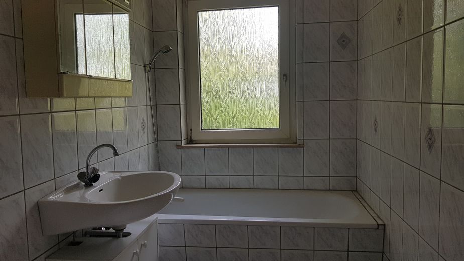 Nähe Barmenia und Uni, Apartment mit Einbauküche und Gartennutzung – Bad