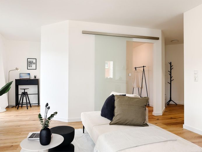Design, spokój i widok na Ren – ekskluzywne mieszkanie 2-pokojowe z balkonem i garażem podziemnym – Glasschiebetür Schlafzimmer