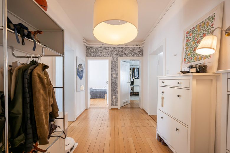 Zonder makelaarscourtage! 3-kamerappartement in een oud gebouw (ca. 102 m²) incl. balkon en garage in de Südweststadt – Diele