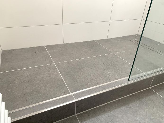 Detail: Dusche Bodenablauf