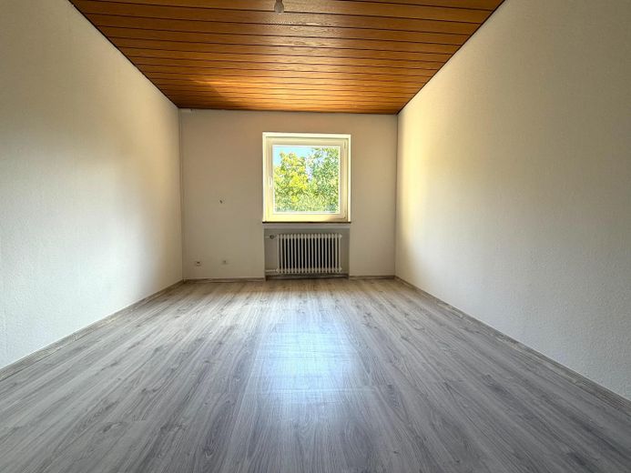 Bonita casa adosada con garaje y jardín * en Schweinfurt – Zimmer