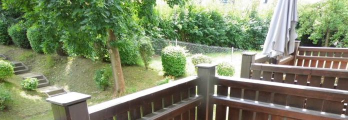 Luminoso appartamento di 2 locali con balcone e cucina componibile al 1° piano di un tranquillo complesso residenziale a Lengenfeld, disponibile da subito in affitto!