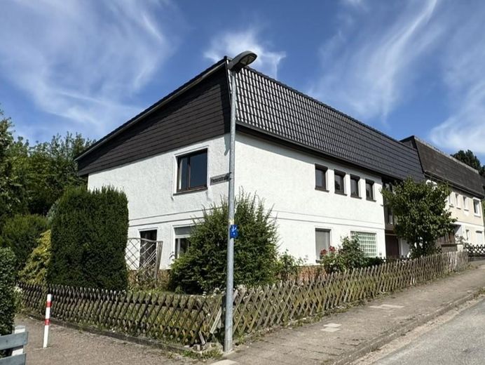 Reihenendhaus mit zusätzlicher Einliegerwohnung in familienfreundlicher Lage – Objekt straßenseitig