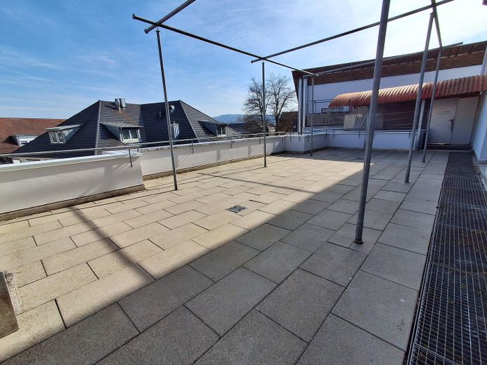 Zentral gelegene 4-Zimmer Maisonettewohnung mit 70m² Dachterrasse und Tiefgaragenstellplatz – Terrasse