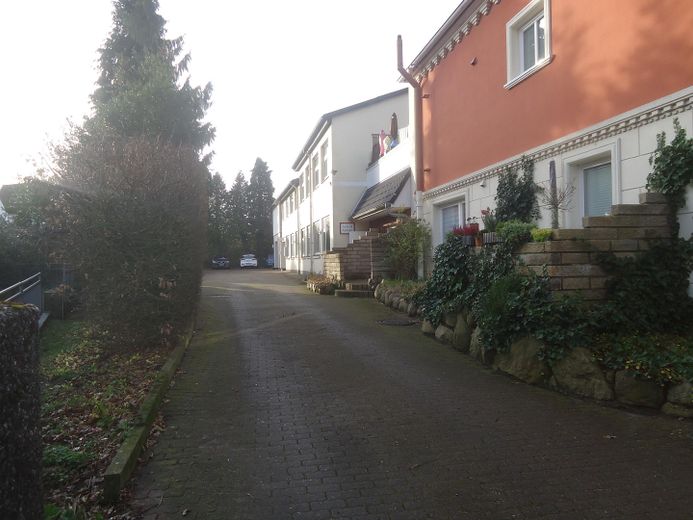 Lagerhalle 186 m², erbenerdig mit Rolltor und eigenem WC in 22869 Schenefeld – Zuwegung Hof