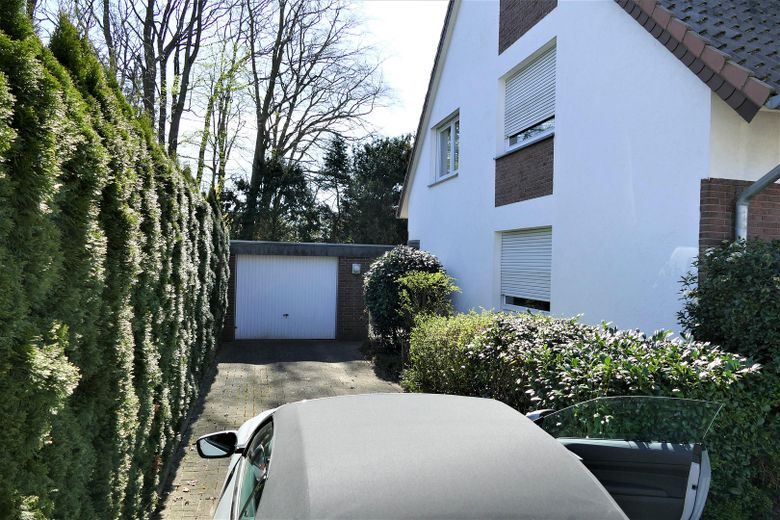 Einfahrt mit Garage