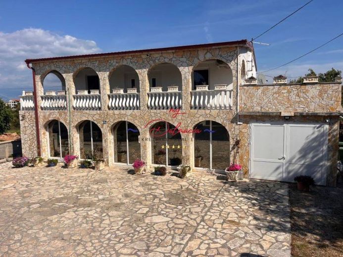 Vir, gepflegtes Haus mit 4 Wohnungen nähe Meer – Foto 1