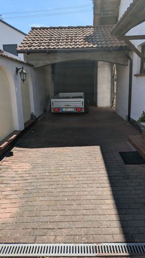Gepflegtes Zweifamilienhaus mit großem Garten, Garagen und vielfältigen Nutzungsmöglichkeiten – Hof