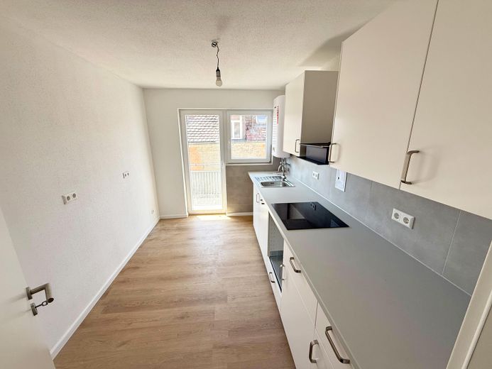 Frisch komplettsanierte 4-Zimmer-Wohnung mit Einbauküche & Balkon in Stuttgart-Bad Cannstatt – Küche