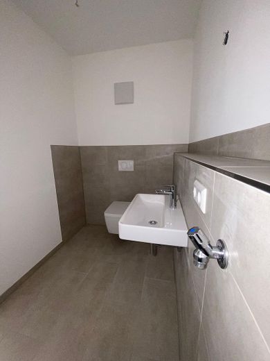 Neue Penthouse-Wohnung mit lichtdurchfluteten Räumen und einem Balkon mit tollem Ausblick – Gäste-WC mit Wasseranschl.