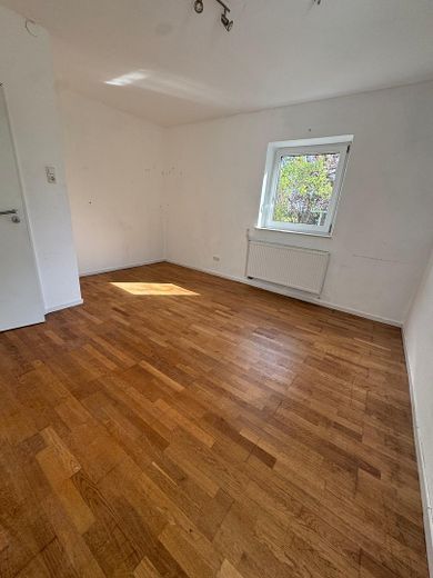 9-room two-family house on a 1080 m² plot, directly beside the railway tracks, 15 minutes by train to Munich – Zimmer EG (2)
