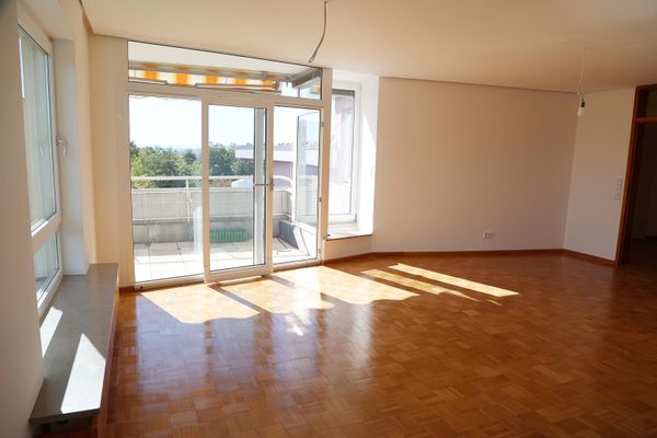 Beautiful 2.5-room apartment with panoramic views, balcony + underground parking