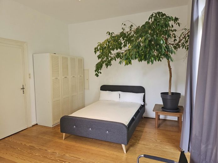 Eingang, Schrank und Bett