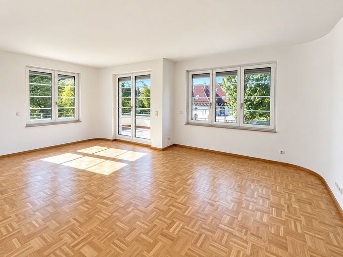Traumhafte Dachgeschosswohnung (mit Aufzug) in Süd-/Westausrichtung zum Sofortbezug – Wohnraum mit Zugang zum Balkon