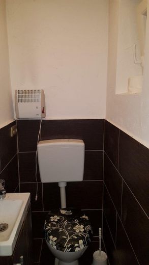Unità commerciale in ottimo stato in posizione ben visibile – 72 m² con posto auto – WC