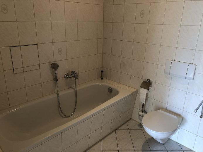 Neuwertige Wohnung mit vier Zimmern, Vollbad und EBK, Traumterrasse in Freiberg – Bad