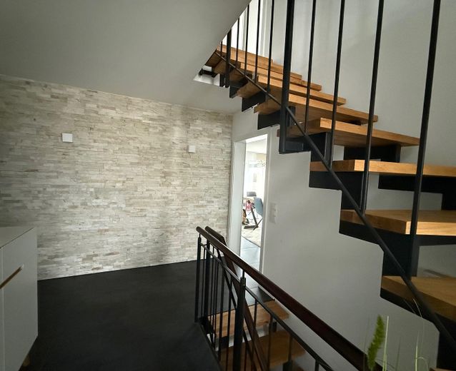 reserviert - Freistehendes Einfamilienhaus in Bestlage von Hbg-Kayh – Feldrandlage, A+, Wärmepumpe – Eingangsbereich und Treppen