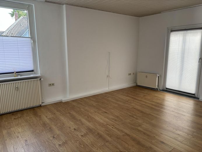 3 Zimmer, überdachter Balkon, ruhiges Haus, EBK, Tageslichtbad mit Wanne und Dusche – Wohnzimmer