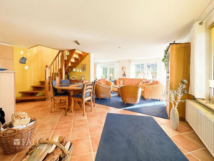 Wohnzimmer Wohnung rechts