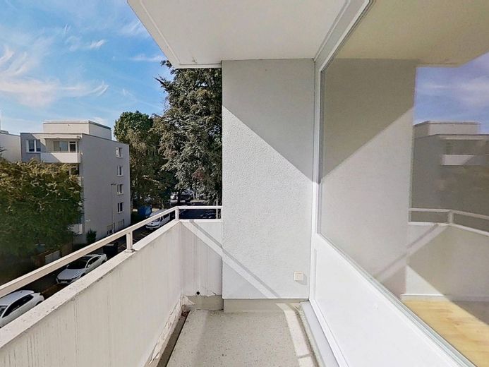 Luminoso appartamento di 3 locali con balcone e vasca da bagno nel centro città – Balkon