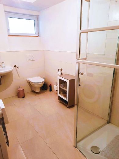 Waschm. mit Duschbad und WC UG