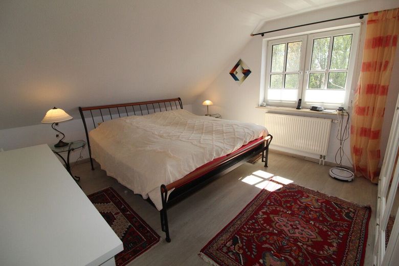Exquisites Einfamilienhaus mit idyllischer  Gartenanlage + Teich, Saunahaus, Carport &amp; neue Heizung – Schlafzimmer 1