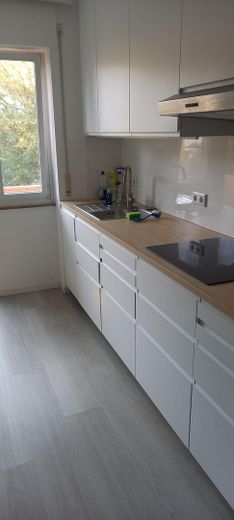 3 Zi-Wohnung: Kurze Wege zu U-Bahn, Einkaufen, Grundschule; 80 qm, schön, ruhig, hell, 2 Balkone – Küchenzeile