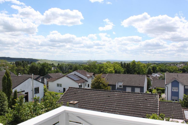 Freistehendes EFH mit Fernblick, neuer Klimatisierung, PV und 2 Einliegerwohnungen – Blick Donnersberg