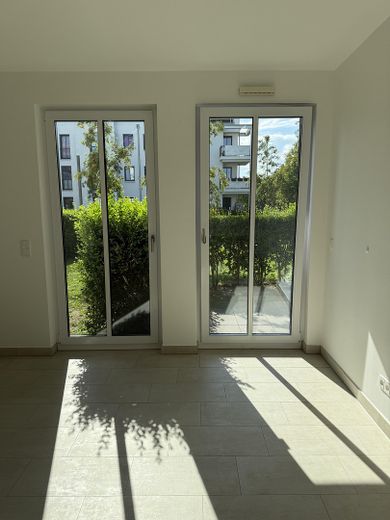 Nur 100 m vom Meer entfernt - Stilvolle 3 ZKB Wohnung mit Marken EBK u. TG Stellplatz – Wohnzimmer