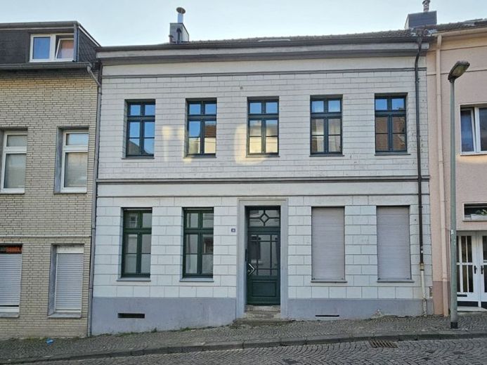 Kapitalanlage mit Potenzial: Mehrfamilienhaus mit 5 Wohnungen in Mönchengladbach City nahe Abteiberg – Foto 1