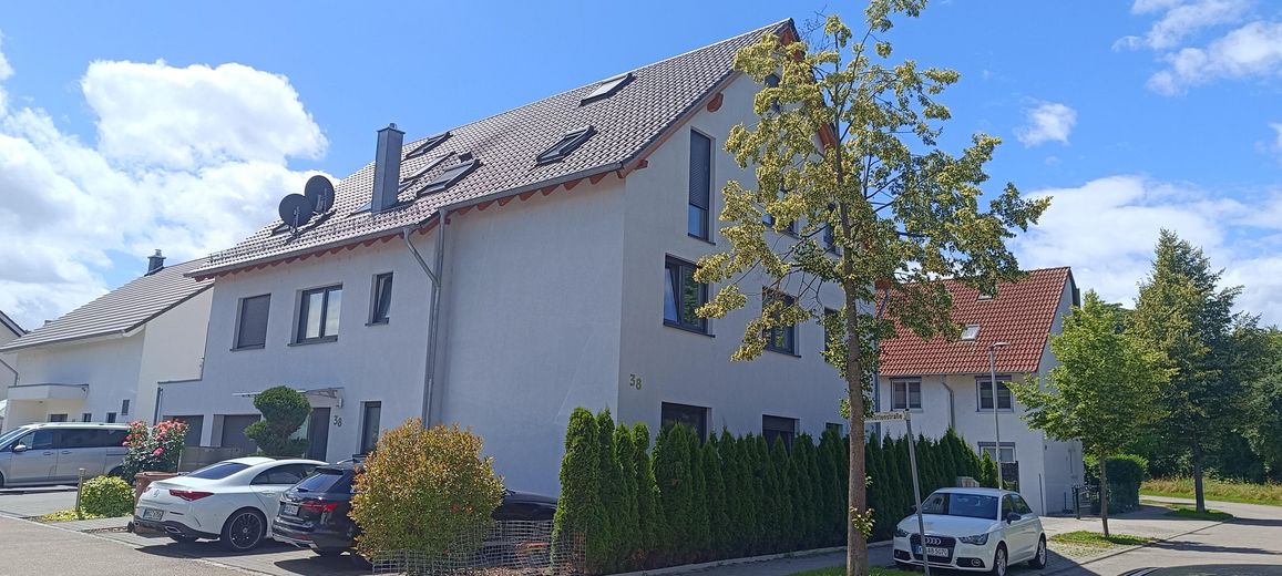 Großzügige Maisonette-Wohnung im Niedrigenergiehaus mit Blick ins Grüne – Westansicht