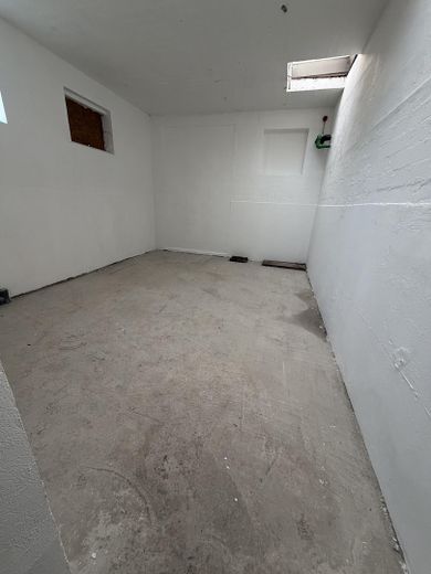 Helle befahrbare Hallenfläche mit Büro und WC – फोटो 7