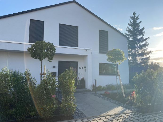 Modernes Einfamilienhaus mit großem Garten – Straßenansicht