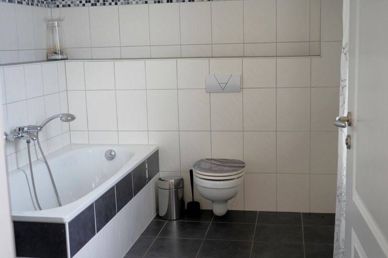 Charme historique. Confort de vie moderne. Un chez-soi avec du caractère. – Badezimmer 1, 1.Etage