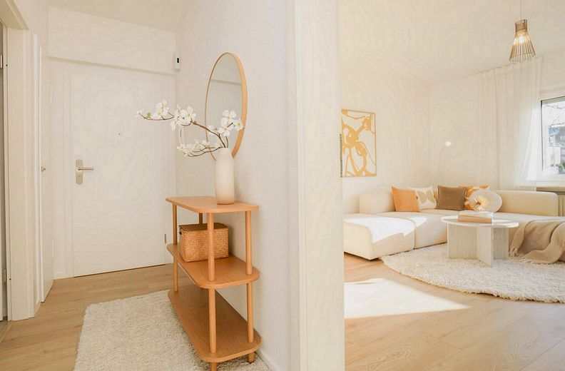 Mitten in der Stadt – helle 3-Zimmer-Wohnung mit guter Verkehrsanbindung- provisionsfrei – Eingang/ Flur