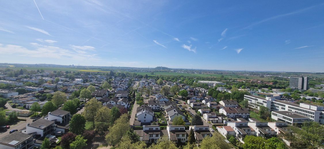 Bezugsfreie 4-Zi.-Wohnung inkl. TG-Stellplatz & Traumaussicht! – Ausblick am Tag