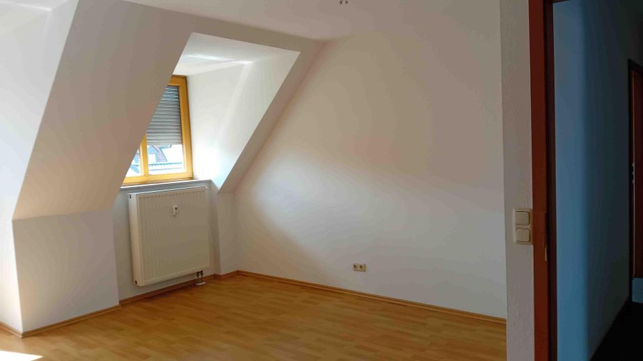 Bellissimo appartamento di 2 locali più studio e posto auto sotterraneo a ER-Tennenlohe – Wohnzimmer rechts