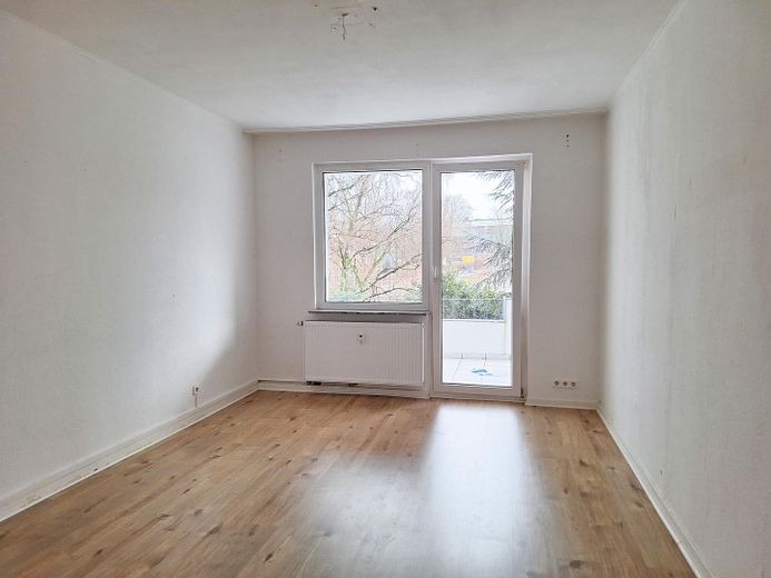 Sanierte 3,5 Zimmer-KDB Wohnung (ca. 70 qm) mit Einbauküche und Balkon / Holsterhausen – Wohnzimmer