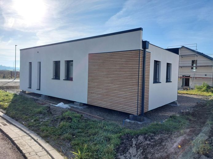AKTIONSHAUS: Küche inklusive! Barrierefreier Modulhaus-Bungalow MADE IN FRANKEN – Referenzprojekt in Colmberg