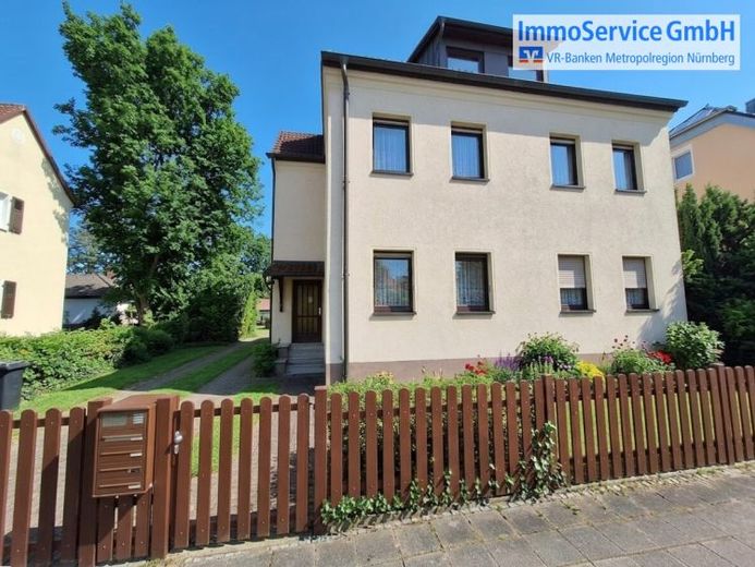 Charmantes Wohnhaus mit drei Einheiten und zwei Einzelgaragen in Eibach – Foto 1