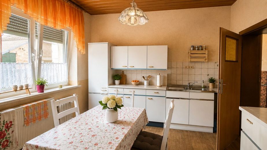 SENZA PROVVIGIONE|Storica proprietà di un fornaio con grande giardino e vicinanza al sito della Bundeswehr Holzdorf – Großzügige Wohnküche mit Platz für gemeinsame Mahlzeiten