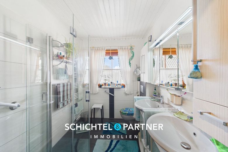 Quelkhorn | Traumhaftes 3-Parteien-Haus auf schönem Grundstück – S&amp;P | Duschbad