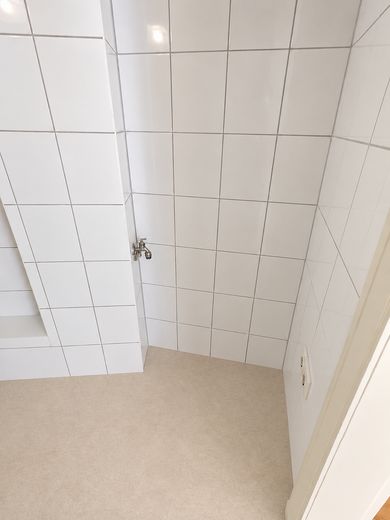 Period-building dream, first occupancy after renovation, 3 rooms, balcony & prime location in Stadtfeld – Waschmaschinenanschluss