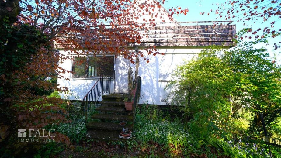 Viel Fläche, noch mehr Möglichkeiten! 3-Stöckiges Landhaus mit XXL Scheune - FALC Immobilien – Zugang zum Garten