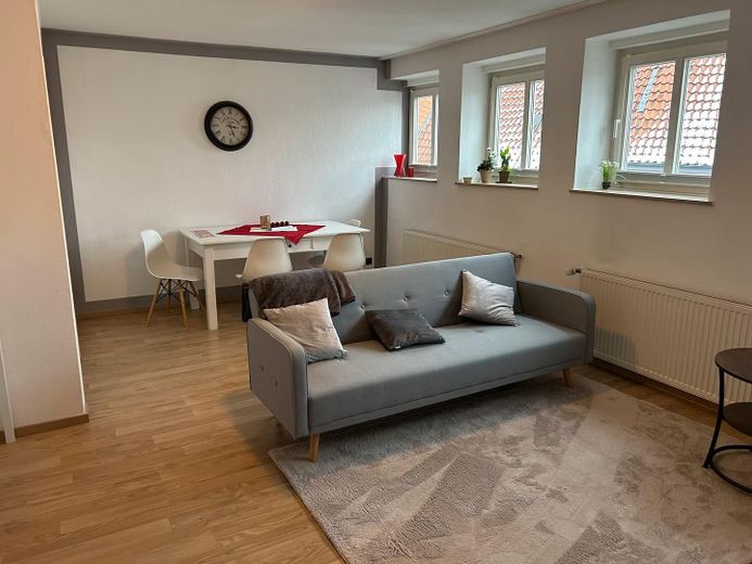Wohnen im historischen Fachwerkhaus: möblierte 3-Zimmer-Wohnung 1 Min in die Innenstadt – Wohnzimmer